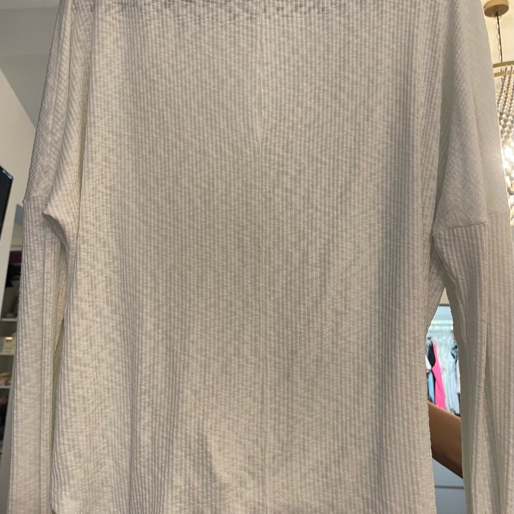 White Ribbed V-Neck Buttoned Top - image 3